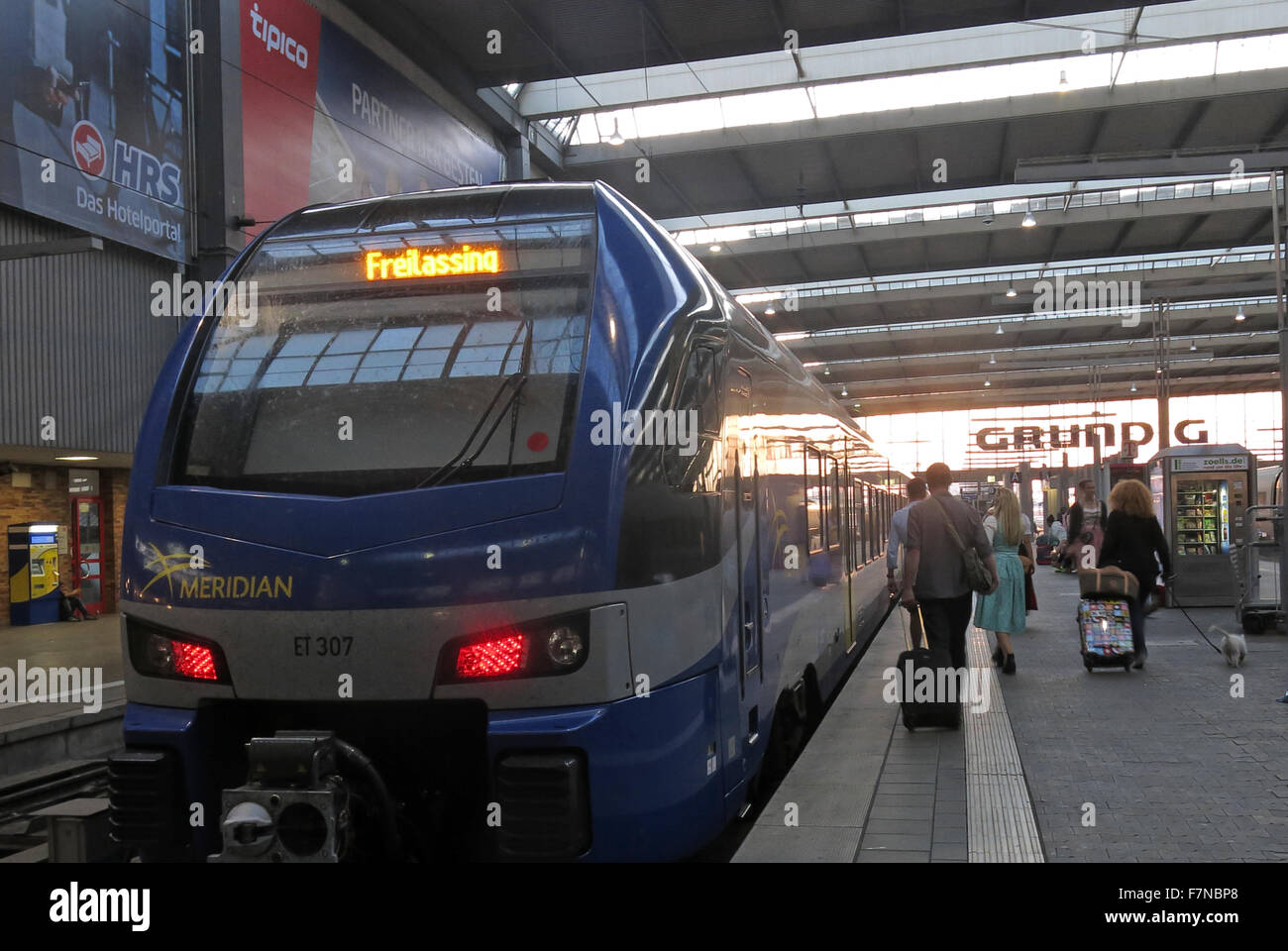 München Hauptbahnhof, blu Meridian Freilassing treni passeggeri Foto Stock