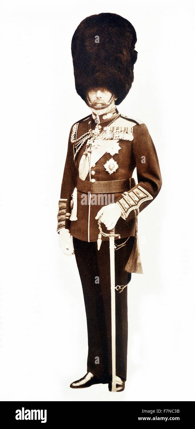 Fotografia di Re Giorgio V (1865-1936) vestita come il colonnello in capo delle guardie granatieri. Datata 1931 Foto Stock