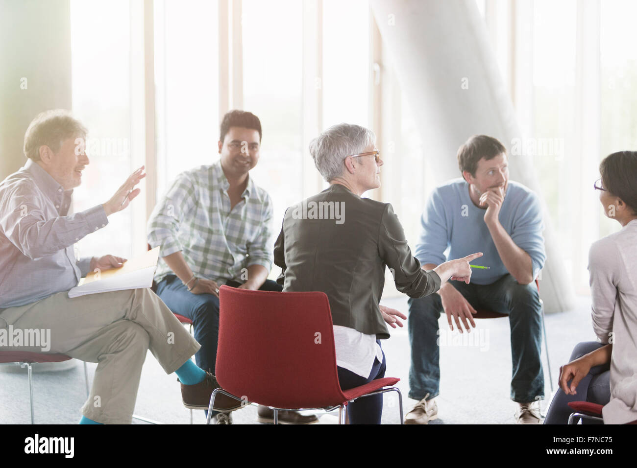 La gente di affari di parlare in riunione Foto Stock