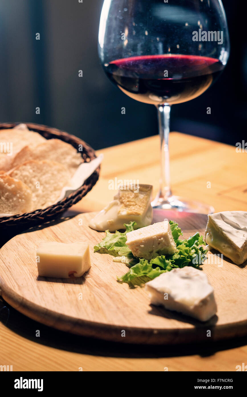 Formaggio francese del vino rosso e pane piatto starter set Foto Stock