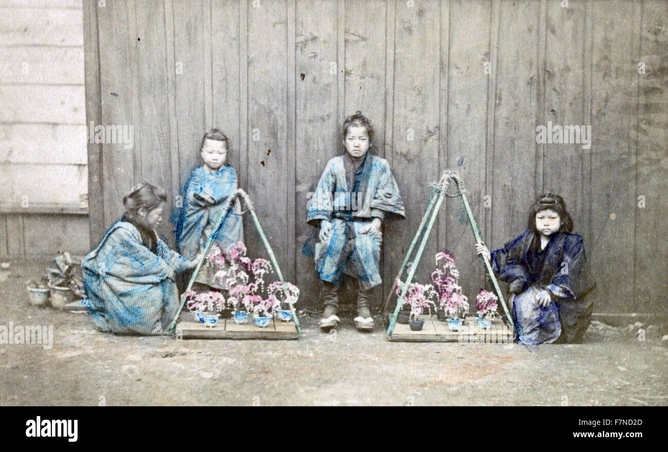 Bambini giapponesi vendono fiori. fotografia di Renjyo Shimooka (c. 1862-78) Foto Stock