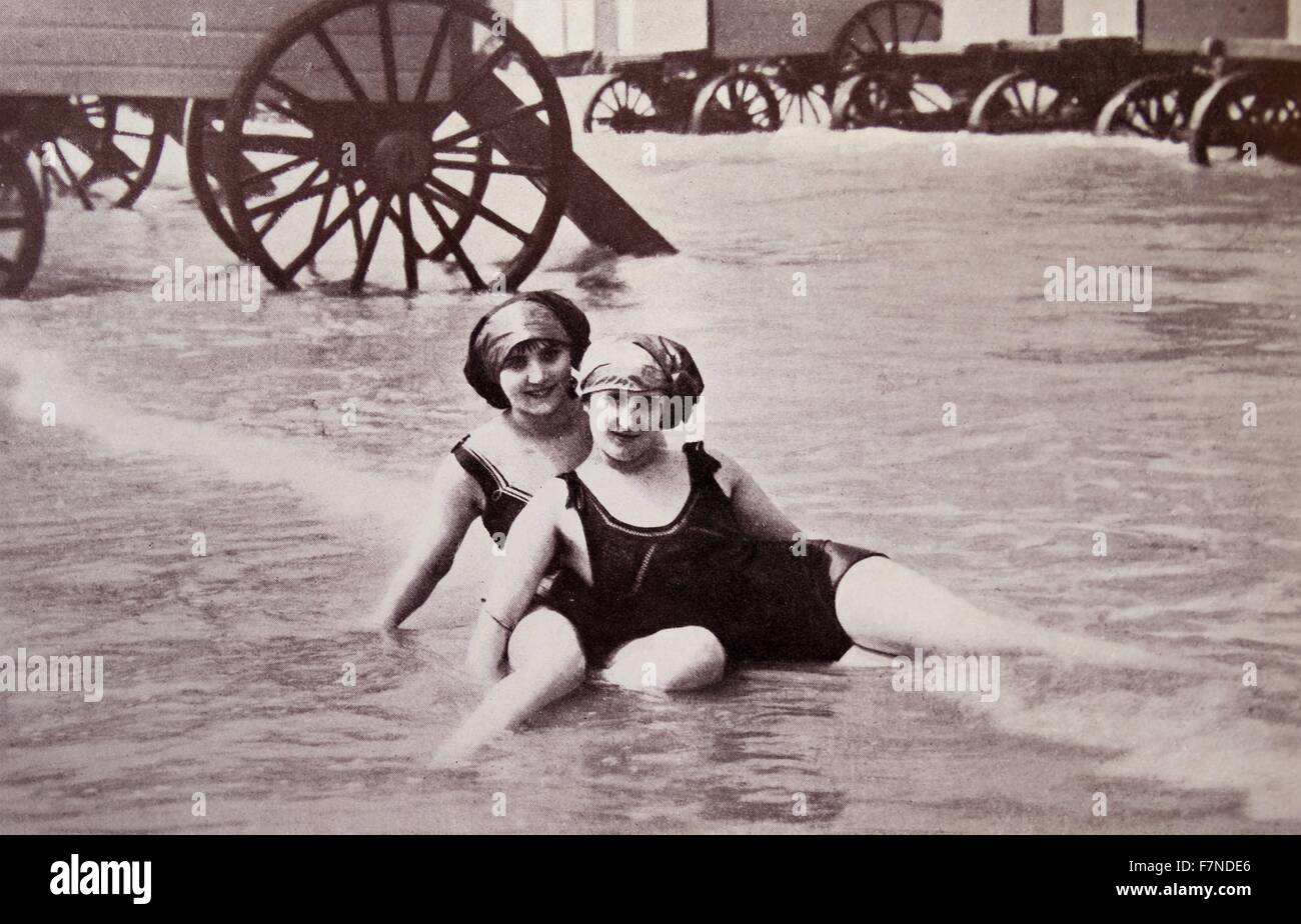 La balneazione in Ostenda, Belgio 1914 Foto Stock