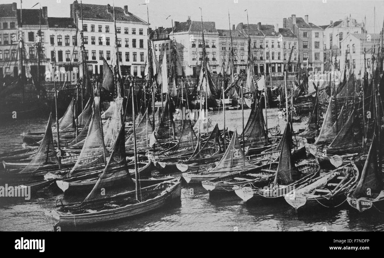 Il porto di pace, Ostenda, Belgio. Ai piedi della irregolare vecchie case che la linea 'Fisherman's Quay', questo vecchio porto è ora utilizzato principalmente dalla flotta peschereccia, che aggiunge un tocco di colore caldo al porto. Foto Stock