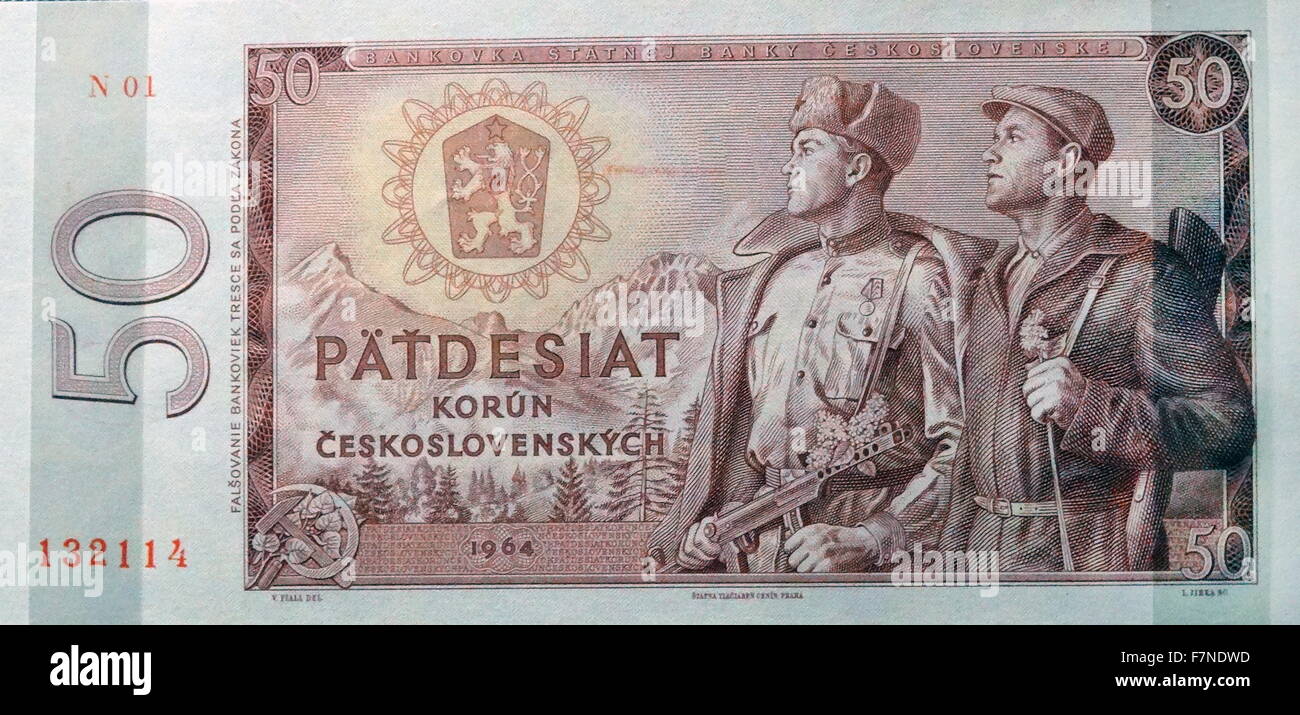 50 Korun banconota; rilasciato nella Repubblica Socialista Cecoslovacca negli anni sessanta mostrano i lavoratori, soldati e di edifici industriali. Queste immagini sono state usate per suggerire il progresso, la forza militare e di benessere. Foto Stock
