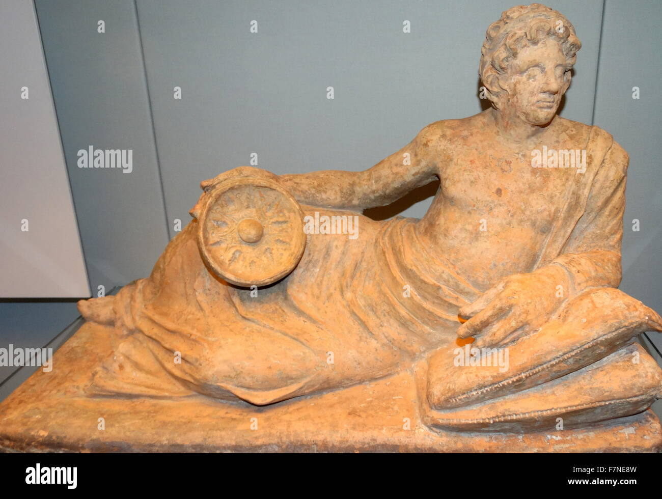 Top da una terracotta urna cineraria, con una figura di un uomo reclinabili, tenendo una goffratura libagione ciotola. Etrusca, 200-100 A.C. Foto Stock