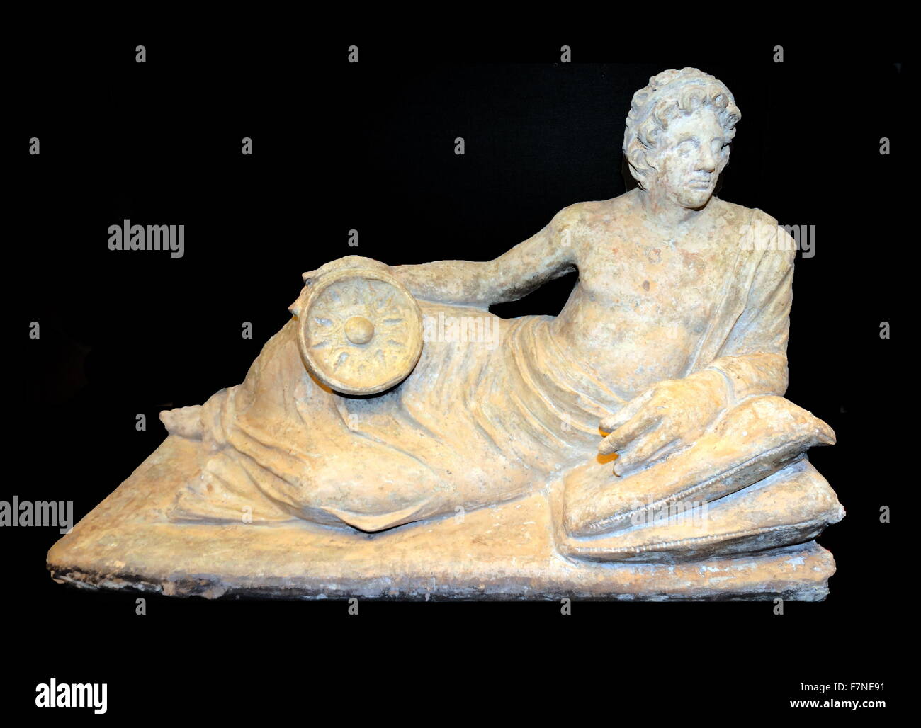 Top da una terracotta urna cineraria, con una figura di un uomo reclinabili, tenendo una goffratura libagione ciotola. Etrusca, 200-100 A.C. Foto Stock