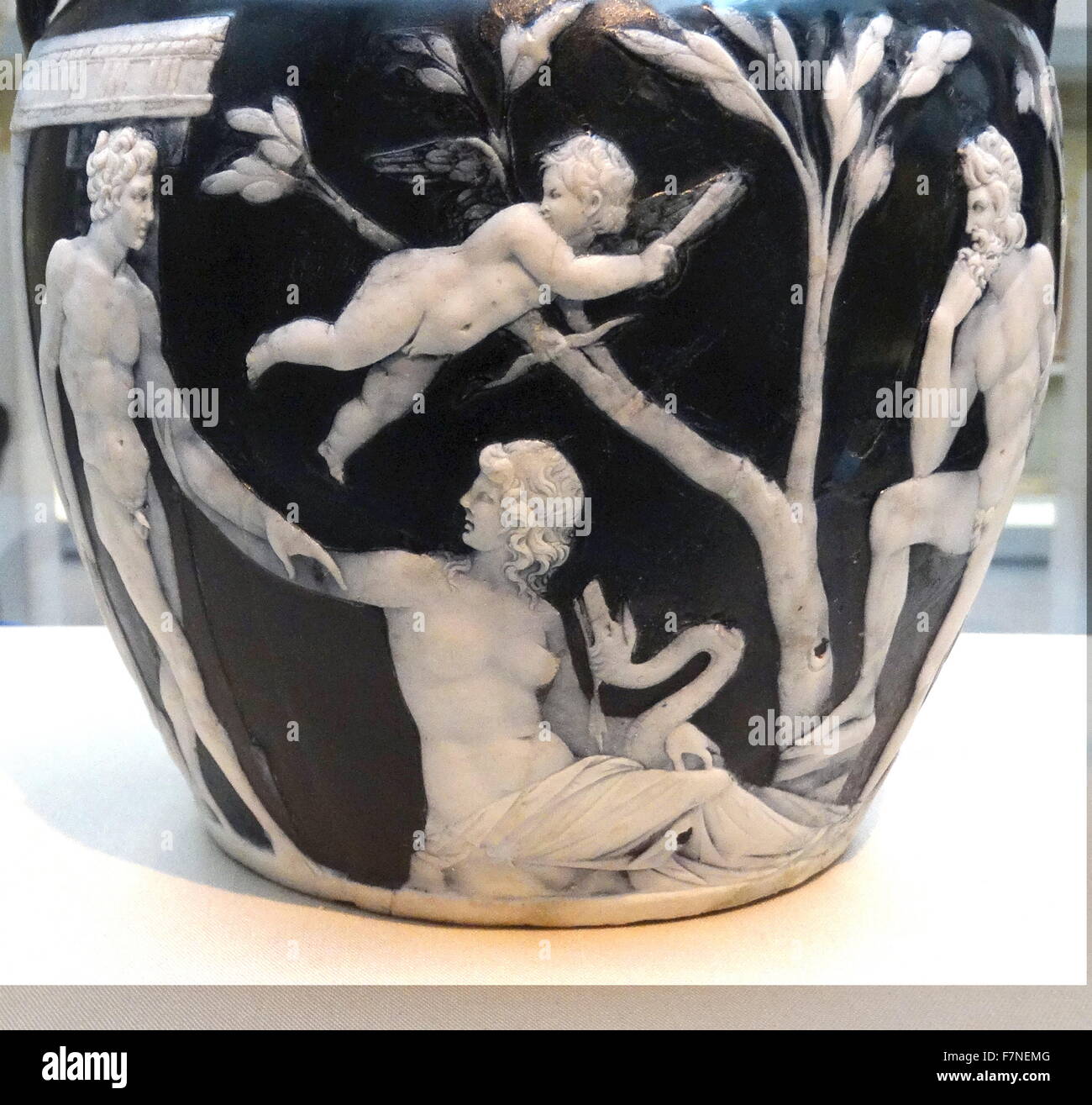 Il vaso di Portland. Vetro cammeo, probabilmente realizzata a Roma circa 15 BC - AD 25. Il vaso di Portland è uno dei più raffinati pezzi superstiti del vetro romano, ed è chiamato dopo i Duchi di Portland che lo possedette dal 1785 al 1945. Foto Stock
