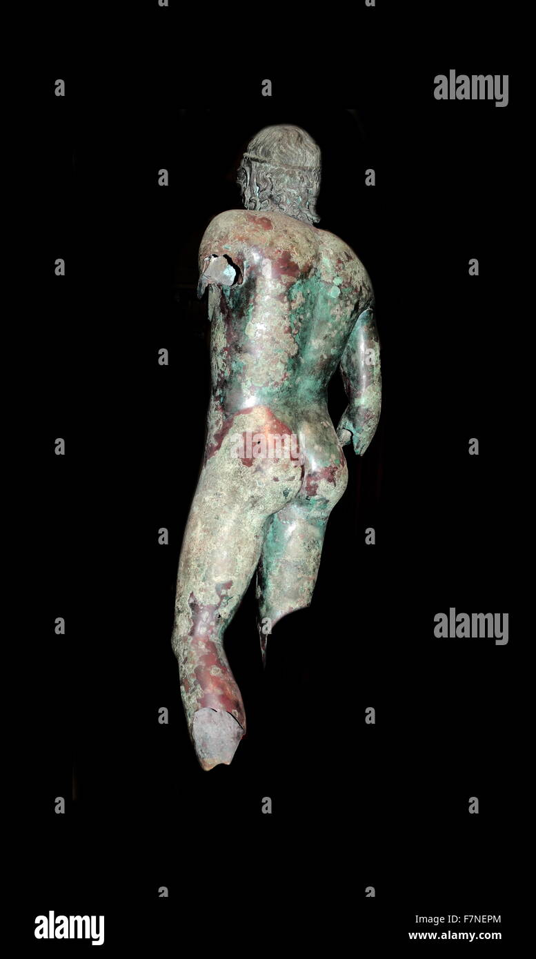 Statua di bronzo di un giovane uomo nella Grecia antica e di Roma. Versione romana di un precedente statua greca. Esso è realizzato in bronzo lucidato. Gli occhi sono argentati e le iridi e gli studenti sarebbe stato di vetro o semi-pietra preziosa. Il primo secolo A.C. da Ziphteh, (Tell Atrib) nel Delta del Nilo, Egitto Foto Stock
