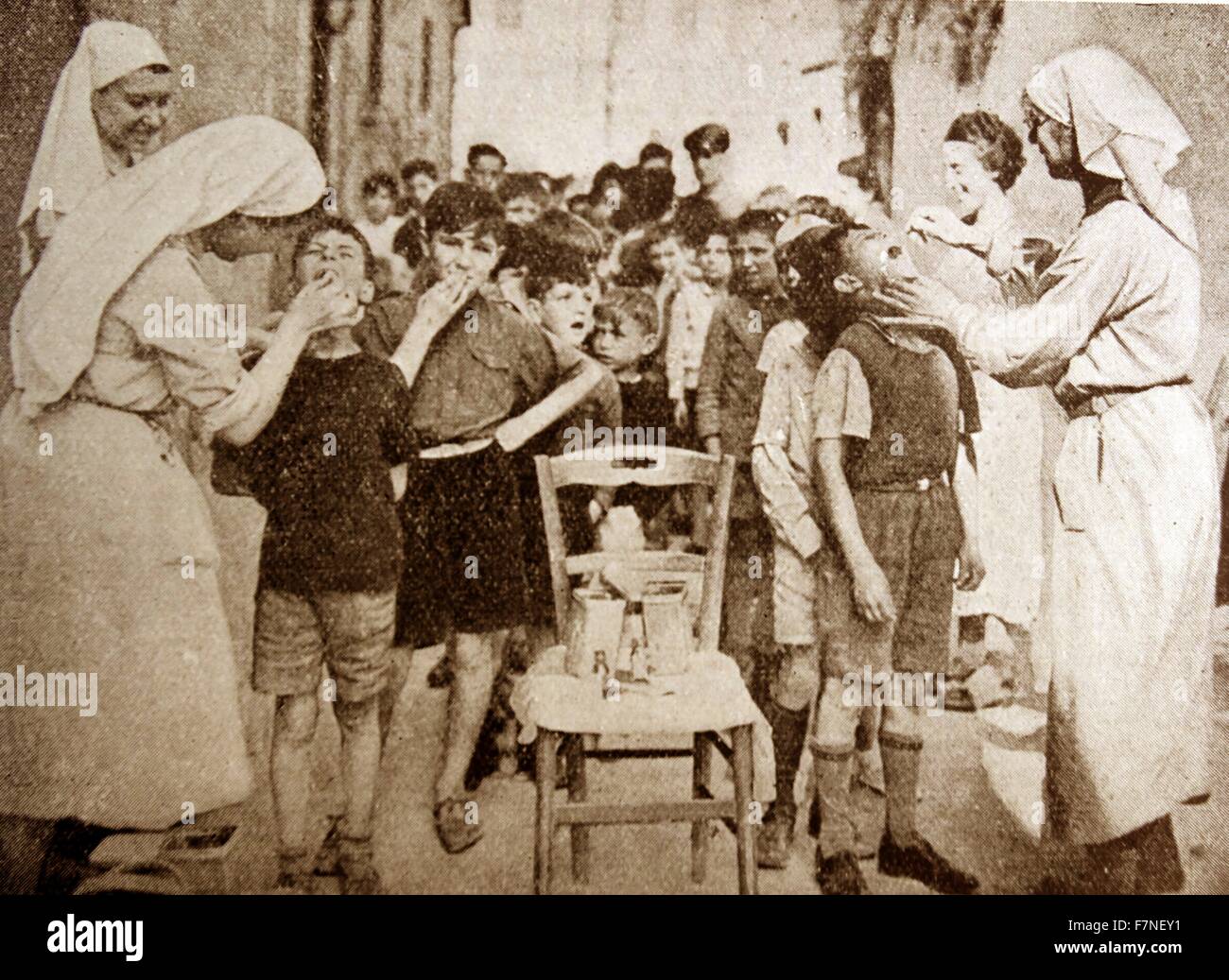 I bambini evacuati da Parigi nella Seconda Guerra Mondiale, sono sottoposti a ispezione medica all'arrivo presso il loro nuovo indirizzo. Foto Stock