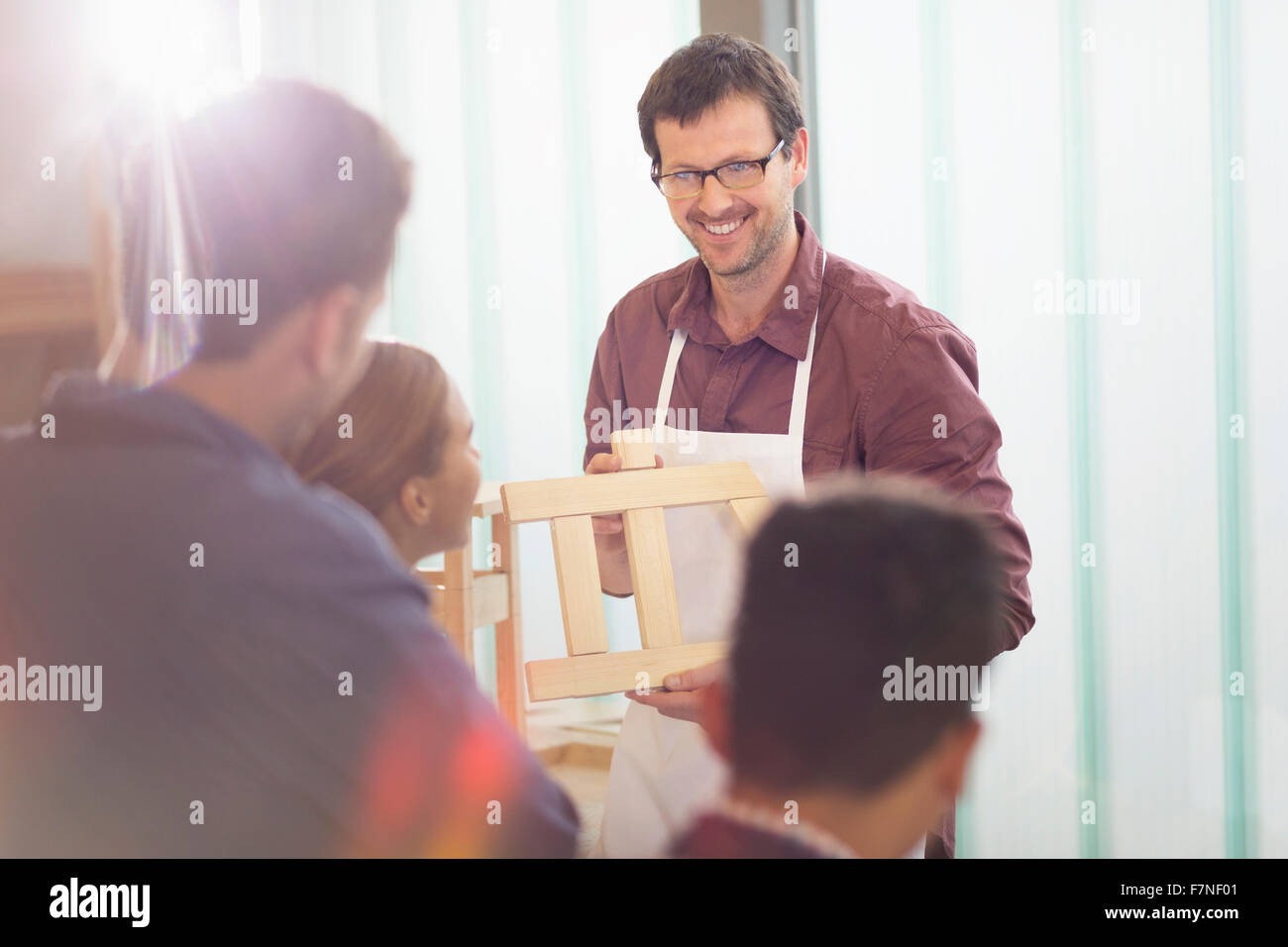 Insegnante di falegnameria che conduce la lezione in laboratorio Foto Stock