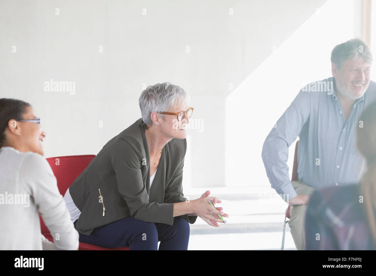 Sorridente business persone in riunione Foto Stock