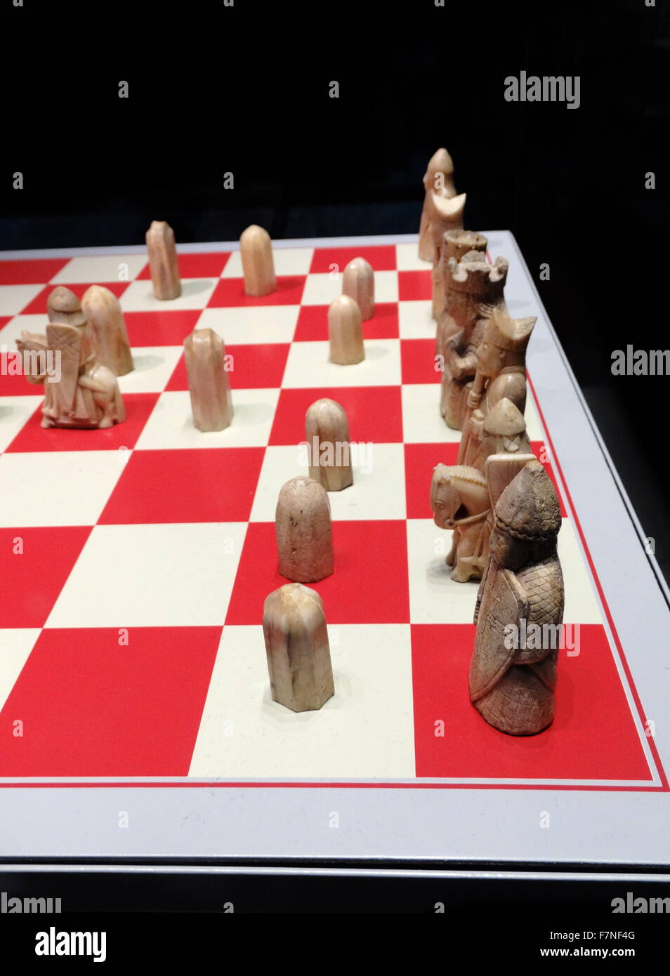 Il Lewis scacchi (o Uig scacchi, chiamato dopo la baia in cui essi sono stati trovati) sono un gruppo del XII secolo di pezzi di scacchi, insieme con altri pezzi di gioco, la maggior parte dei quali sono scolpiti in avorio di tricheco. Scoperto nel 1831 sull'isola di Lewis nelle Ebridi Esterne, Scozia. Uno dei pochi completa, medievali superstiti set di scacchi Foto Stock