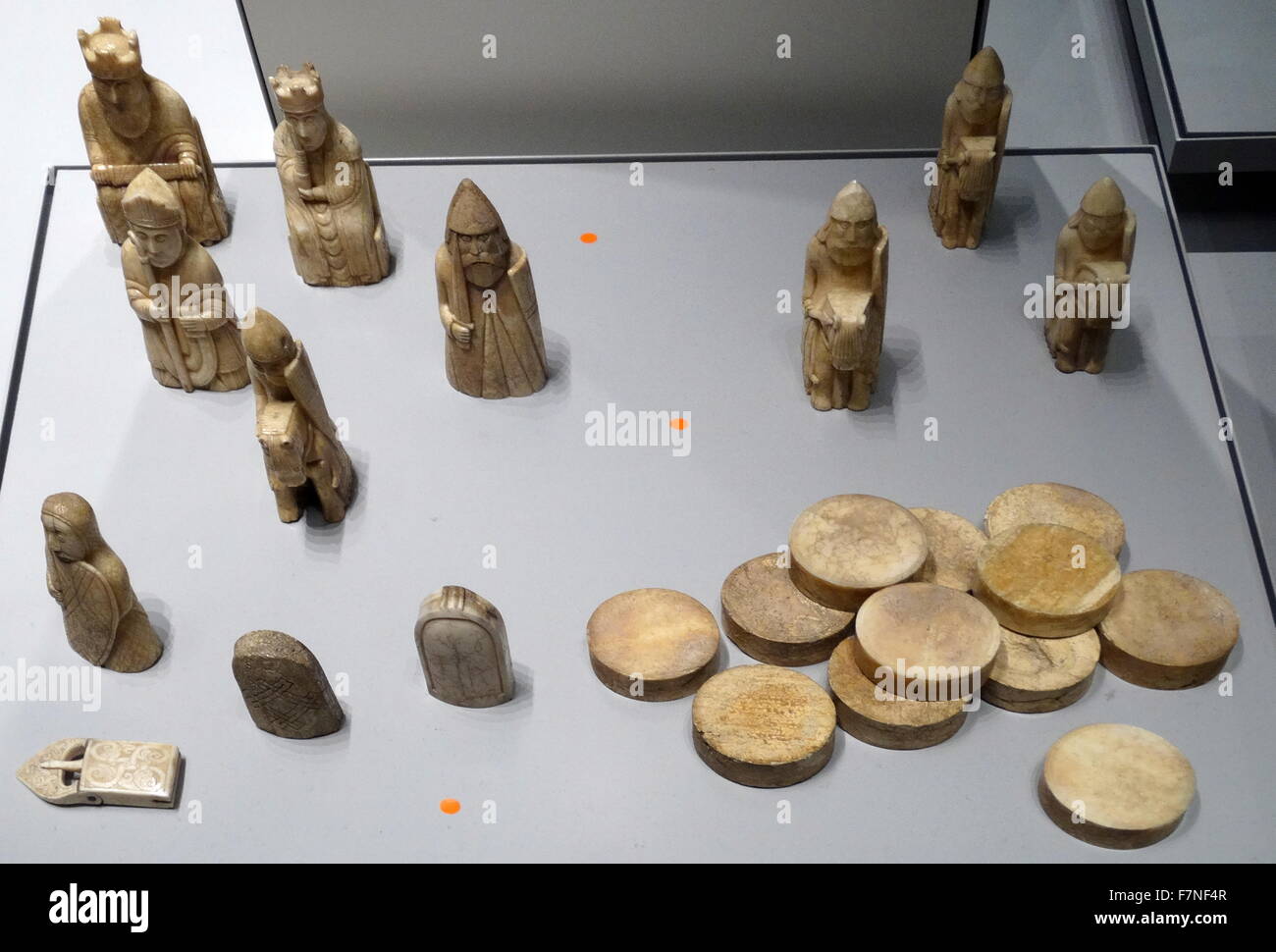 Il Lewis scacchi (o Uig scacchi, chiamato dopo la baia in cui essi sono stati trovati) sono un gruppo del XII secolo di pezzi di scacchi, insieme con altri pezzi di gioco, la maggior parte dei quali sono scolpiti in avorio di tricheco. Scoperto nel 1831 sull'isola di Lewis nelle Ebridi Esterne, Scozia. Uno dei pochi completa, medievali superstiti set di scacchi Foto Stock