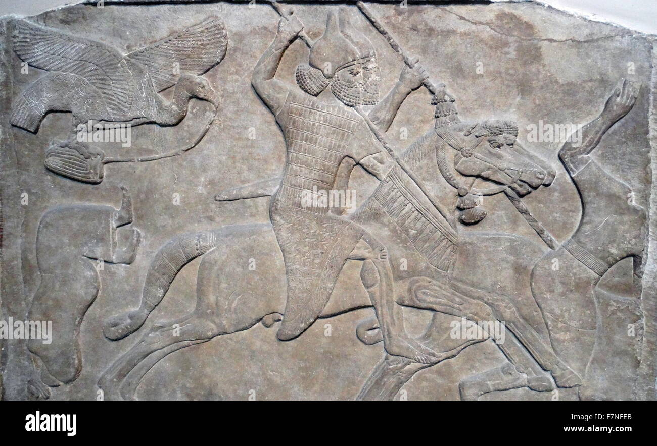 Fregio di parete raffigurante un re o nobile a cavallo sconfiggere un nemico come un avvoltoio vola overhead. Assira, . Assira, circa 865-860 A.C. da Nimrud, Palazzo Nord-Ovest, Iraq. Foto Stock