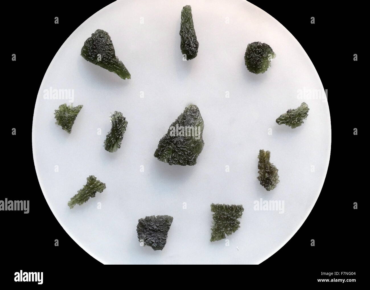 Moldavite, verde oliva sostanza vetrosa formata da meteorite impatto. Foto Stock