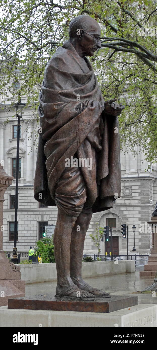 Statua in bronzo del Mahatma Gandhi (1869-1930) leader indiani di movimento di indipendenza in British-governata in India. Impiegando sulla disobbedienza civile, Gandhi India led all indipendenza e ispirato i movimenti per i diritti civili e la libertà in tutto il mondo. La piazza del Parlamento, Londra. Foto Stock