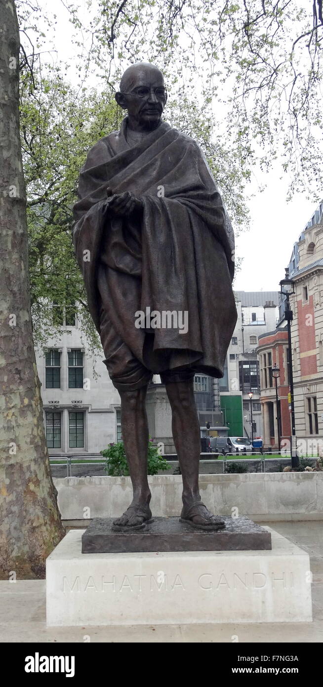 Statua in bronzo del Mahatma Gandhi (1869-1930) leader indiani di movimento di indipendenza in British-governata in India. Impiegando sulla disobbedienza civile, Gandhi India led all indipendenza e ispirato i movimenti per i diritti civili e la libertà in tutto il mondo. La piazza del Parlamento, Londra. Foto Stock