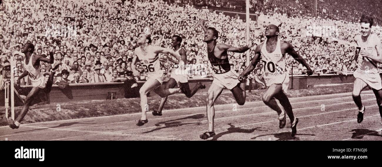 Fotografia di atleti impegnati nei giochi olimpici. Datata 1946 Foto Stock