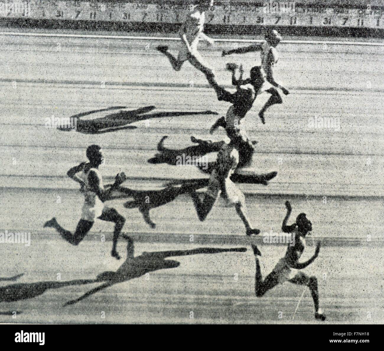 Fotografia di atleti impegnati nei giochi olimpici. Datata 1946 Foto Stock