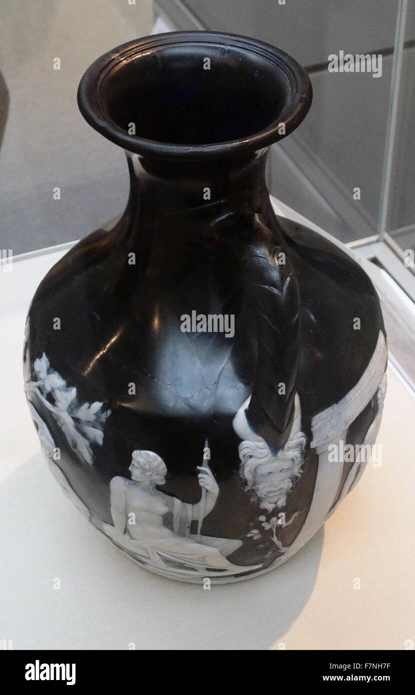 Il vaso di Portland. Vetro cammeo, probabilmente realizzata a Roma circa 15 BC - AD 25. Il vaso di Portland è uno dei più raffinati pezzi superstiti del vetro romano, ed è chiamato dopo i Duchi di Portland che lo possedette dal 1785 al 1945. Foto Stock