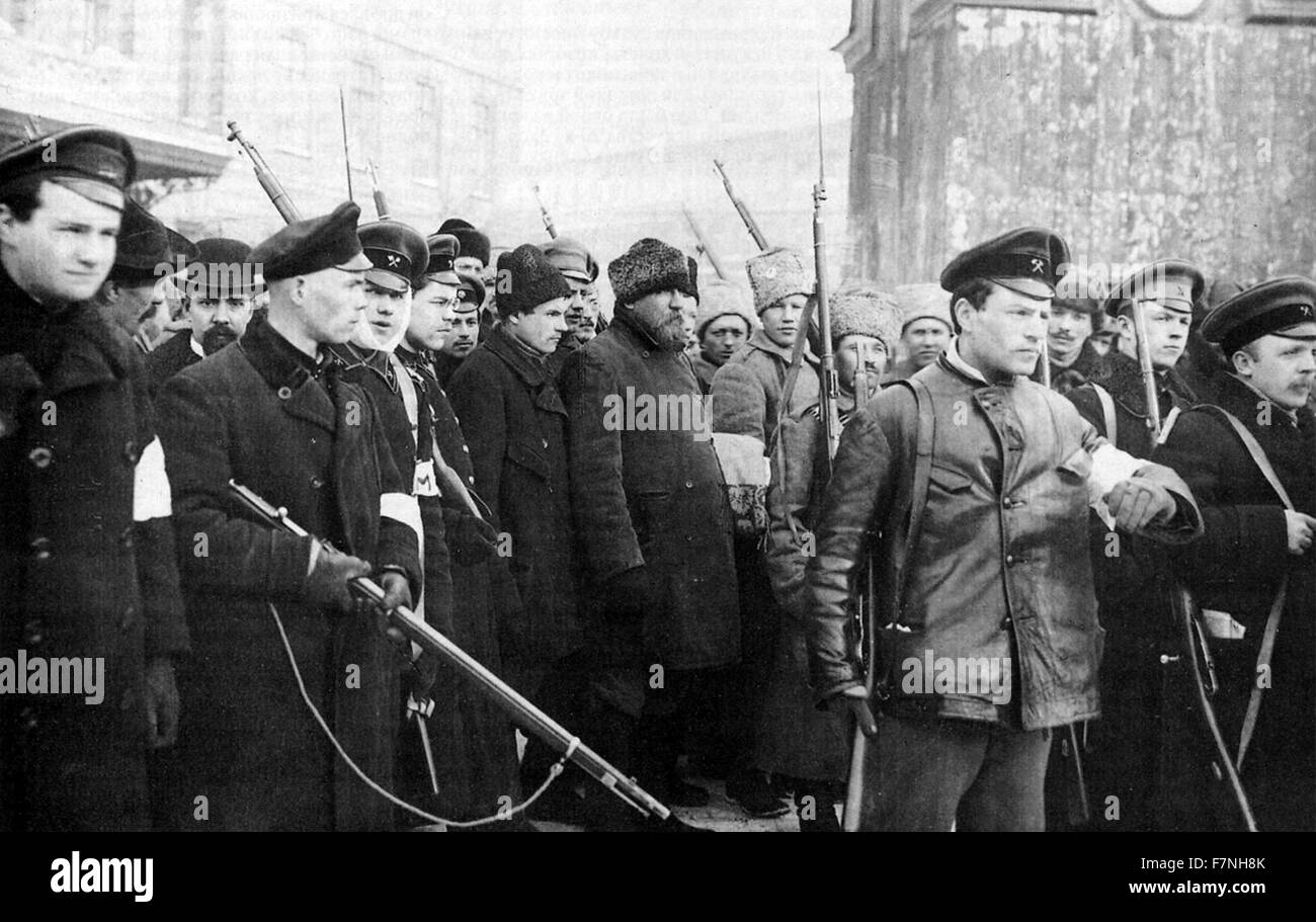 Fotografia della pattuglia della rivoluzione di Ottobre . La rivoluzione era guidato dai bolscevichi, che hanno usato la loro influenza nel Soviet di Petrograd per organizzare le forze armate. Datata 1917 Foto Stock