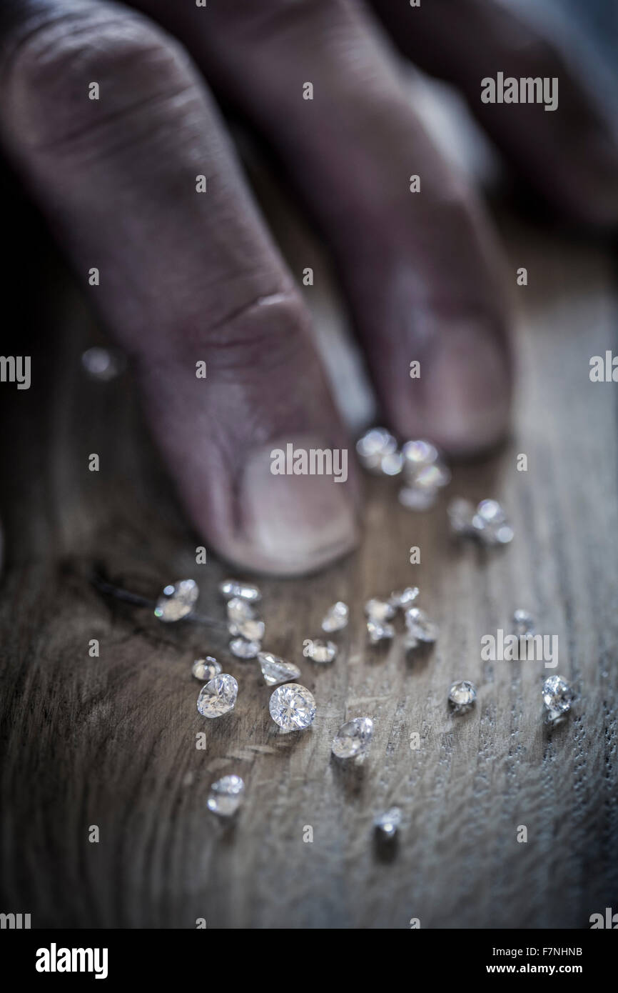 La mano di raggiungere per i diamanti. Foto Stock