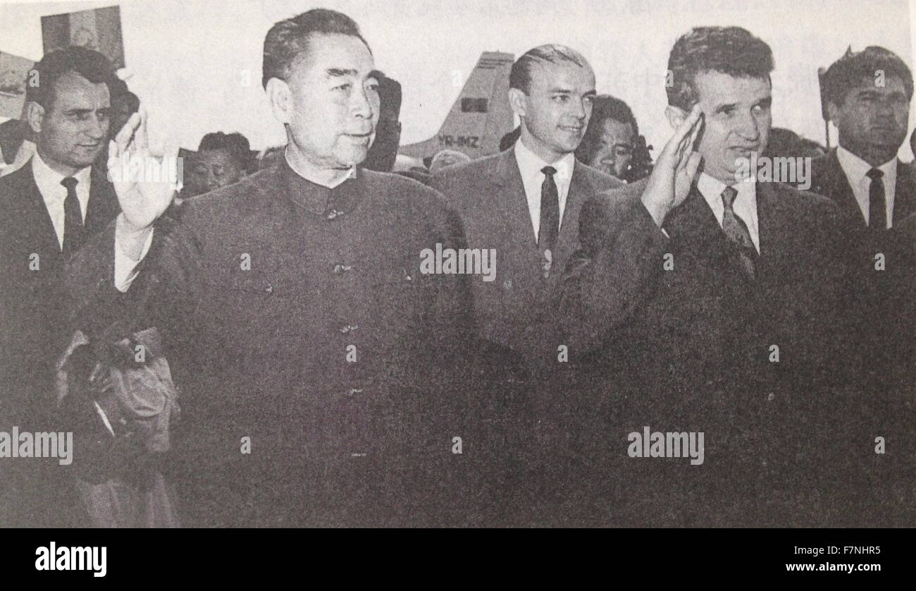 Fotografia del Primo Ministro cinese Zhou Enlai (1898-1976) insieme con Nicolae Ceausescu (1918-1989) rumeno comunista. Datata 1966 Foto Stock