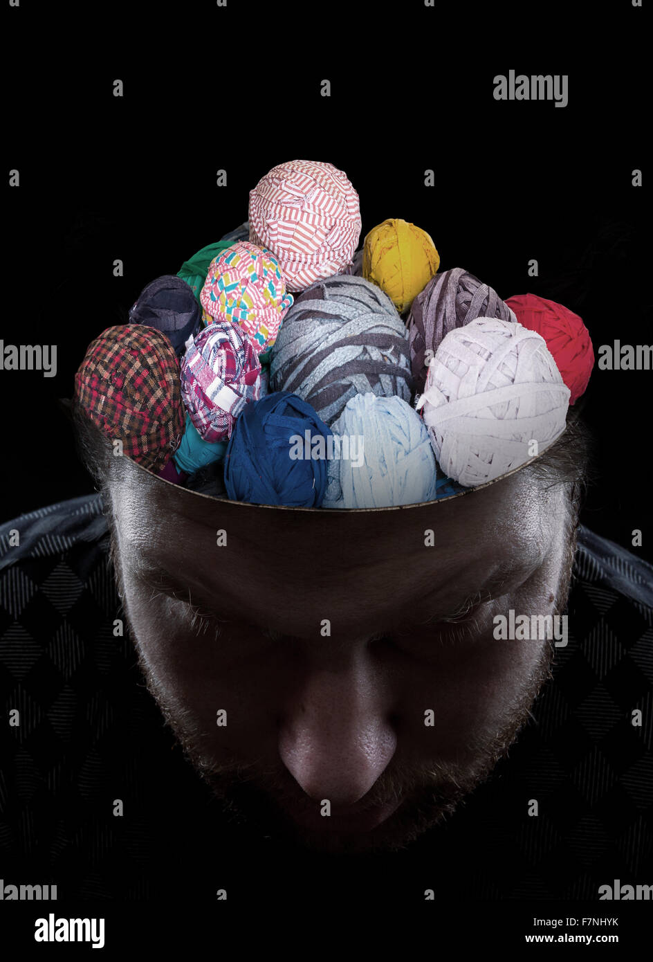 Uomo con filettature nella sua testa Foto Stock