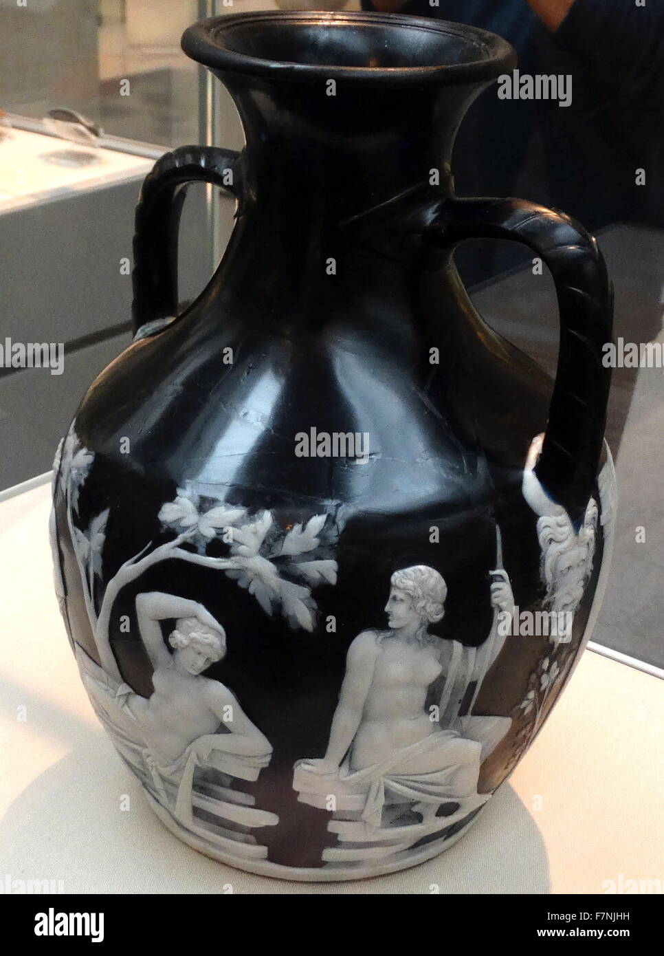 Il Portland Vase; vetro cammeo, probabilmente realizzata a Roma, 15 BC - AD 25. Il vaso di Portland è uno dei più raffinati pezzi superstiti del vetro romano, ed è chiamato dopo i Duchi di Portland che lo possedette Foto Stock