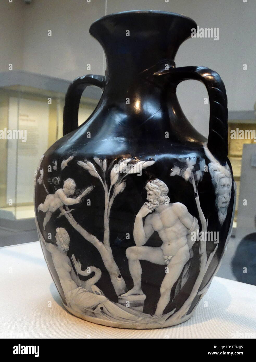 Il Portland Vase; vetro cammeo, probabilmente realizzata a Roma, 15 BC - AD 25. Il vaso di Portland è uno dei più raffinati pezzi superstiti del vetro romano, ed è chiamato dopo i Duchi di Portland che lo possedette Foto Stock