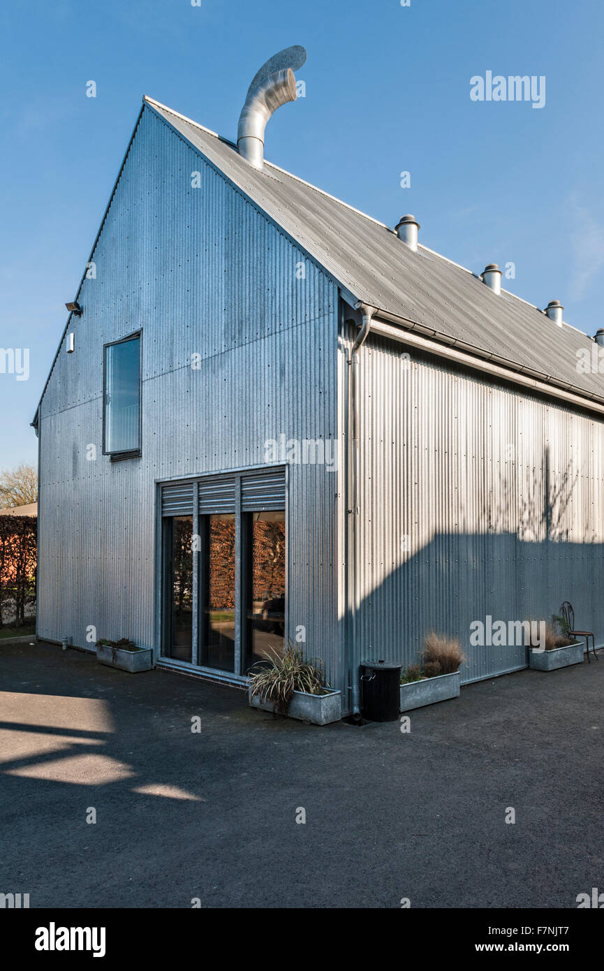 Presteigne, Powys, Wales, Regno Unito. Il fabbricato, uno studio e una galleria rivestita in ferro corrugato progettato dal proprietario, David Bamford Foto Stock
