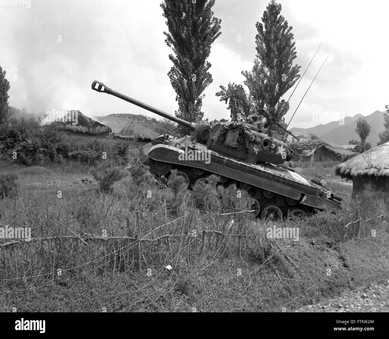 US Marine Corps Pershing serbatoio in corrispondenza del bordo di un villaggio in Corea, 4 settembre 1950 Foto Stock