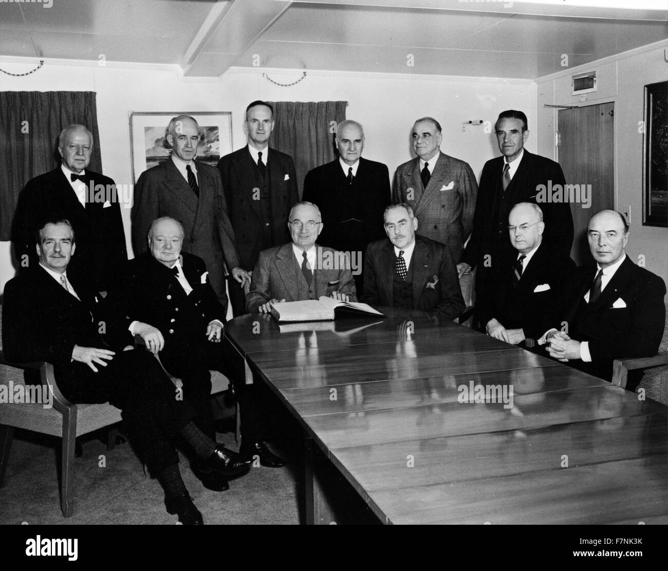 Noi e i leader britannico il presidente Harry Truman, Winston Churchill Anthony Eden e Dean Acheson, a bordo il presidente americano Harry Truman's yacht USS Williamsburg, 5 Gen 1952 Foto Stock