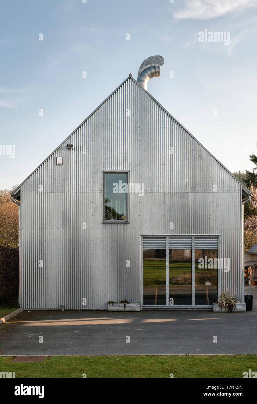 Presteigne, Powys, Wales, Regno Unito. Il fabbricato, uno studio e una galleria rivestita in ferro corrugato progettato dal proprietario, David Bamford Foto Stock