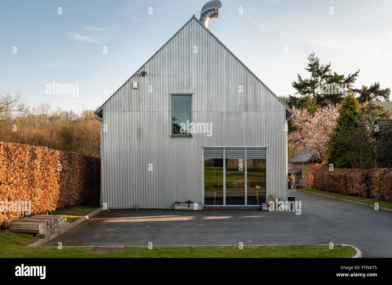 Presteigne, Powys, Wales, Regno Unito. Il fabbricato, uno studio e una galleria rivestita in ferro corrugato progettato dal proprietario, David Bamford Foto Stock