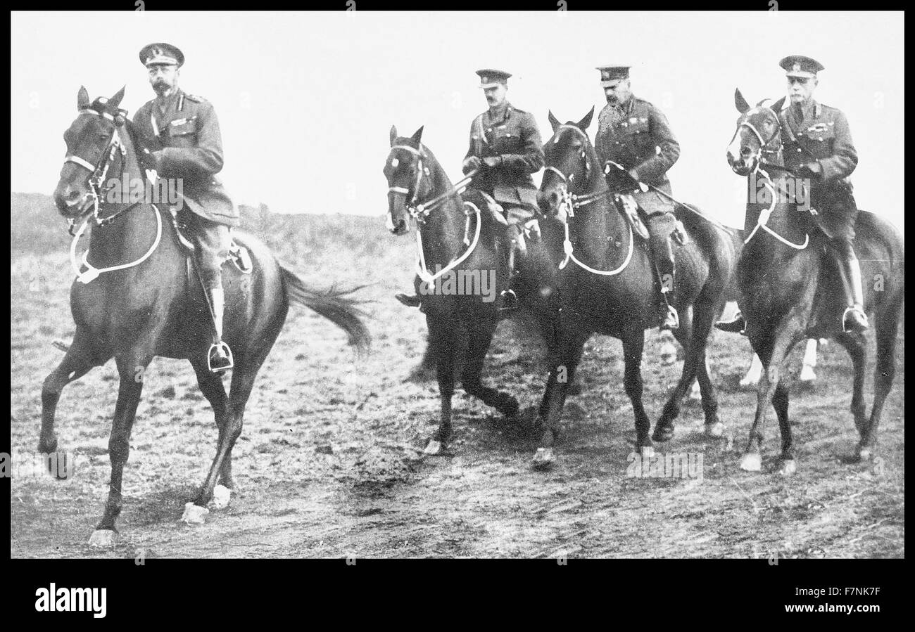 Re Giorgio V di Gran Bretagna con Lord Kitchener (seconda rom destra) presso il fronte di battaglia in Belgio durante la Prima Guerra Mondiale. 1915 Foto Stock