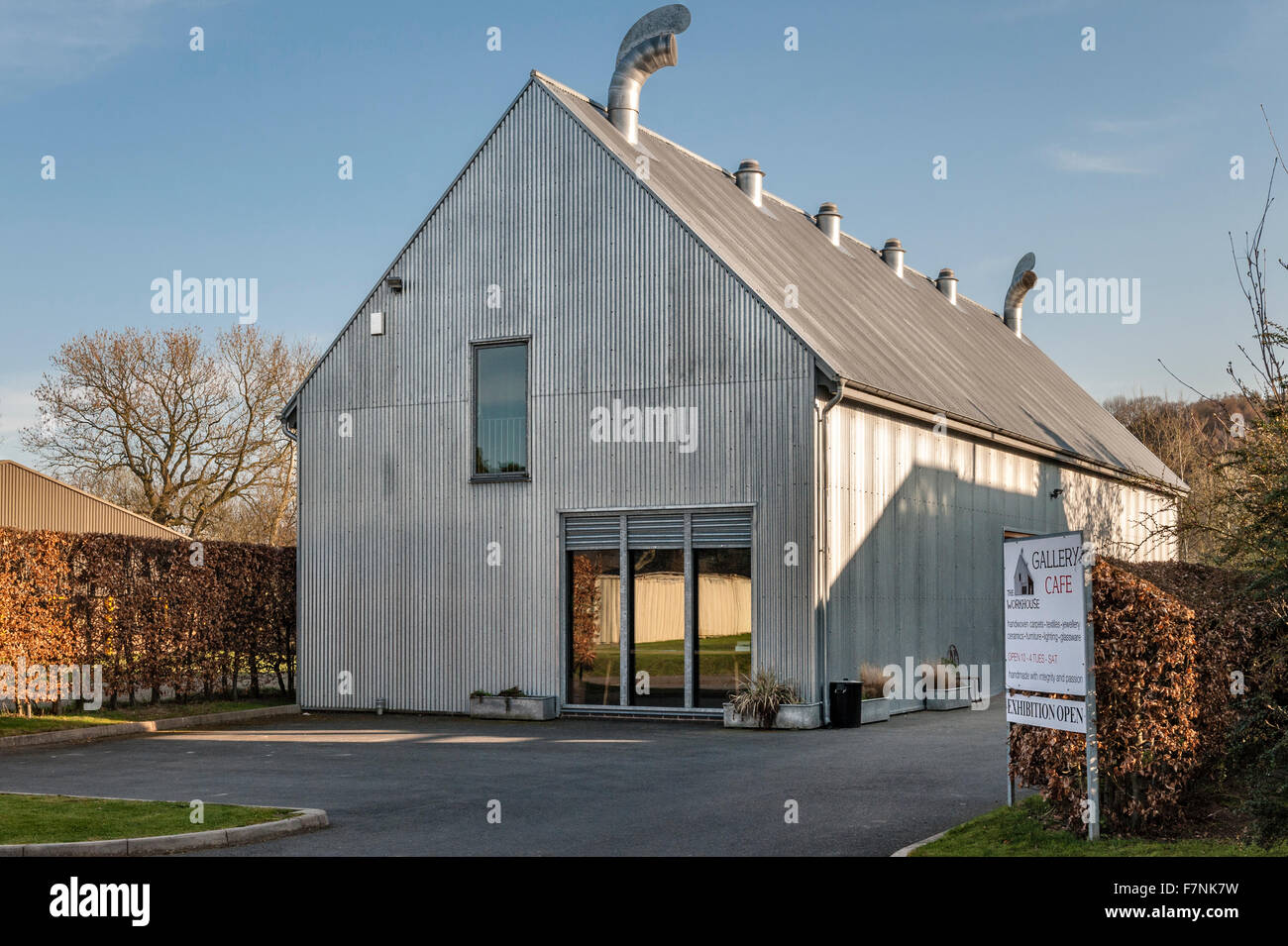 Presteigne, Powys, Wales, Regno Unito. Il fabbricato, uno studio e una galleria rivestita in ferro corrugato progettato dal proprietario, David Bamford Foto Stock