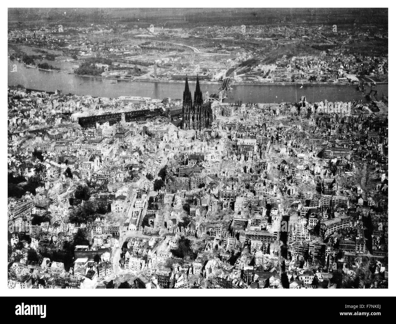 La cattedrale di Colonia si eleva alto tra le rovine della città dopo i bombardamenti degli alleati, 1944 Foto Stock