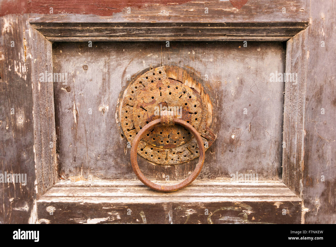 Porta vecchia respingente sul rustical porta di legno. Foto Stock