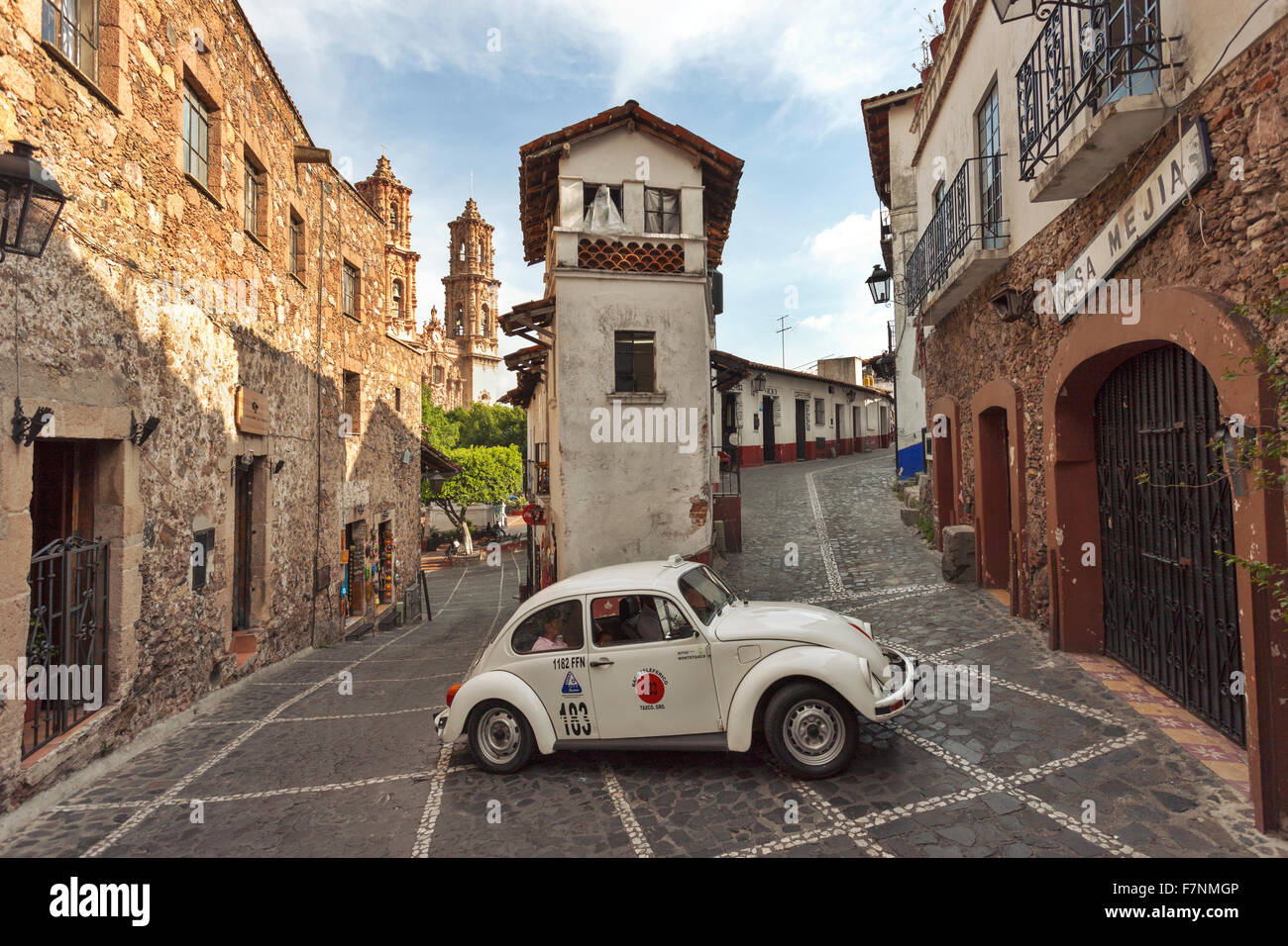 Messico, Guerrero, Taxco de Alarcon, il Templo de Santa Prisca de Taxco, VW Beetle in strada Foto Stock