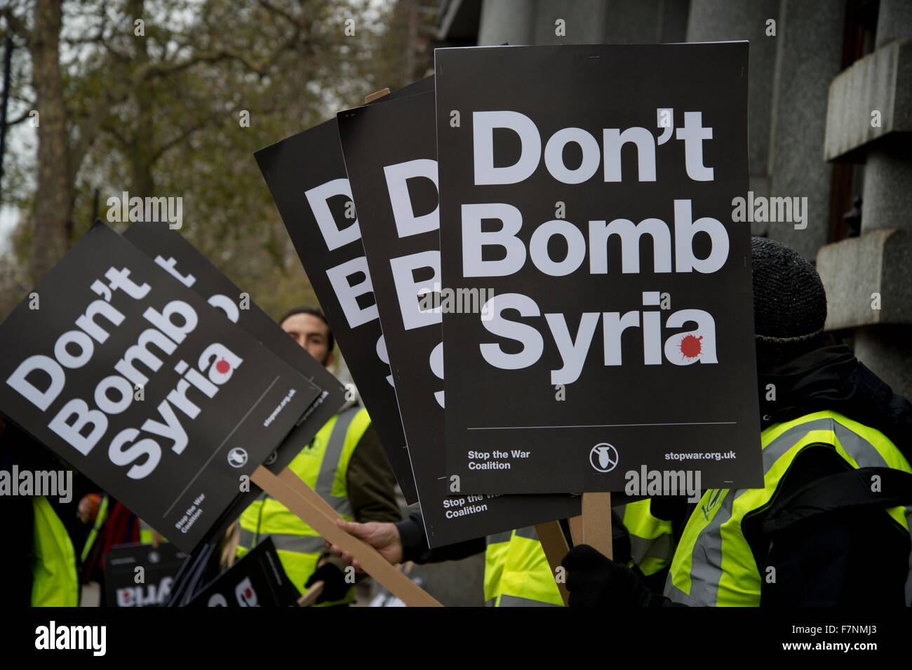 Protesta organizzata da fermare la guerra contro la proposta di bombardamento di Siria.Steward mano cartelloni con David Gentleman graphic Foto Stock