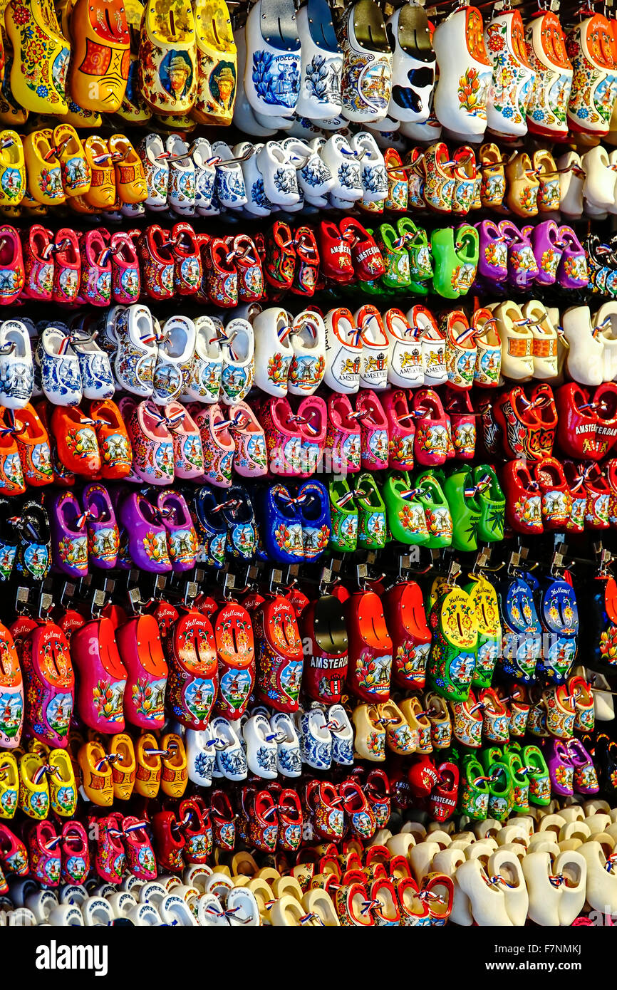 Paesi Bassi, Amsterdam, miniaturizzato, zoccoli di legno in un negozio di articoli da regalo Foto Stock