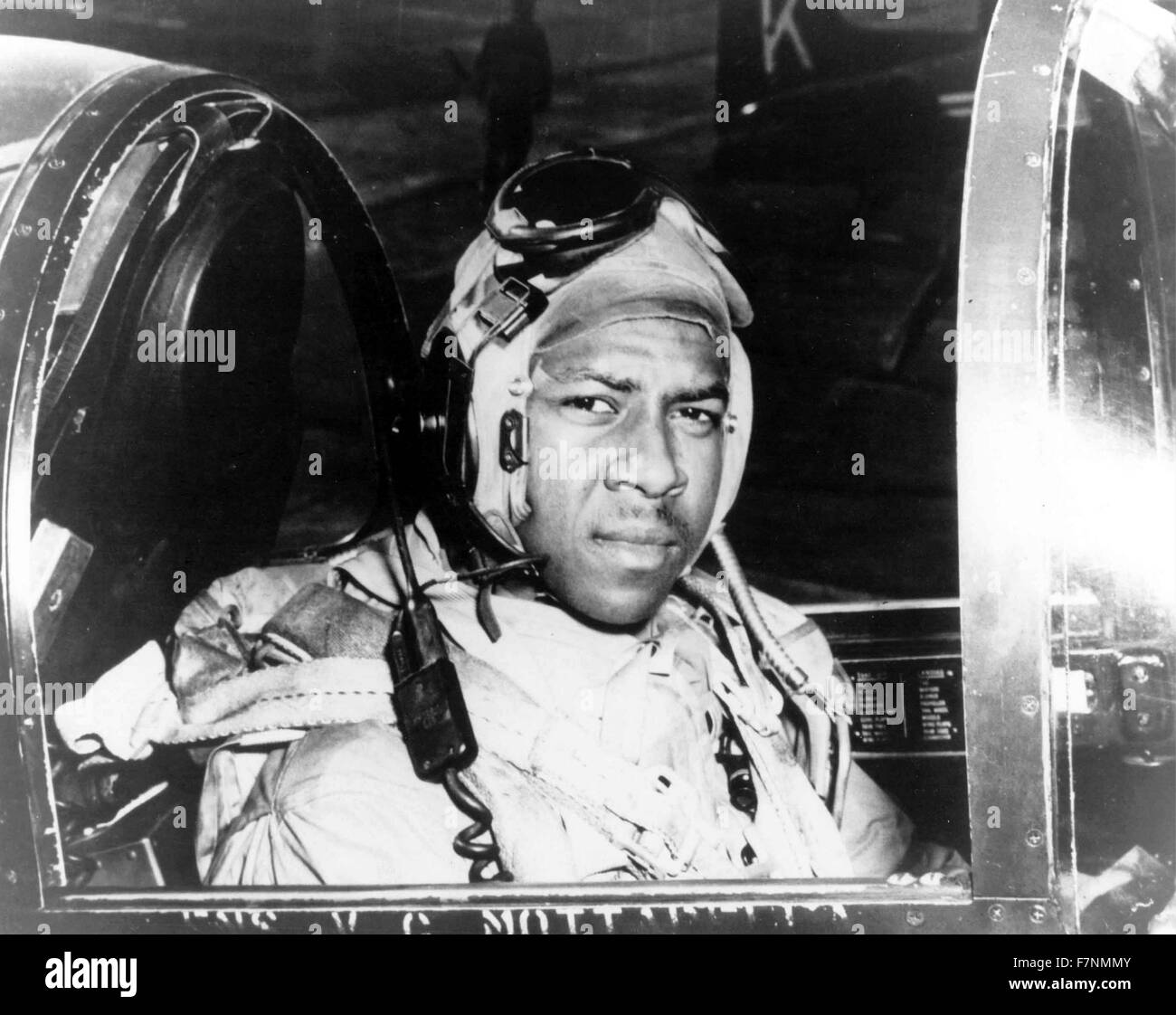 Alfiere Jesse L. Brown, seduto nella cabina di pilotaggio di un motore F4U-4 Corsair aereo da combattimento, U.S. Marina nero primo aviatore Navale. Mentre in Corea, è stato ucciso in azione postumo e premiato con il Distinguished Flying Cross. Foto Stock