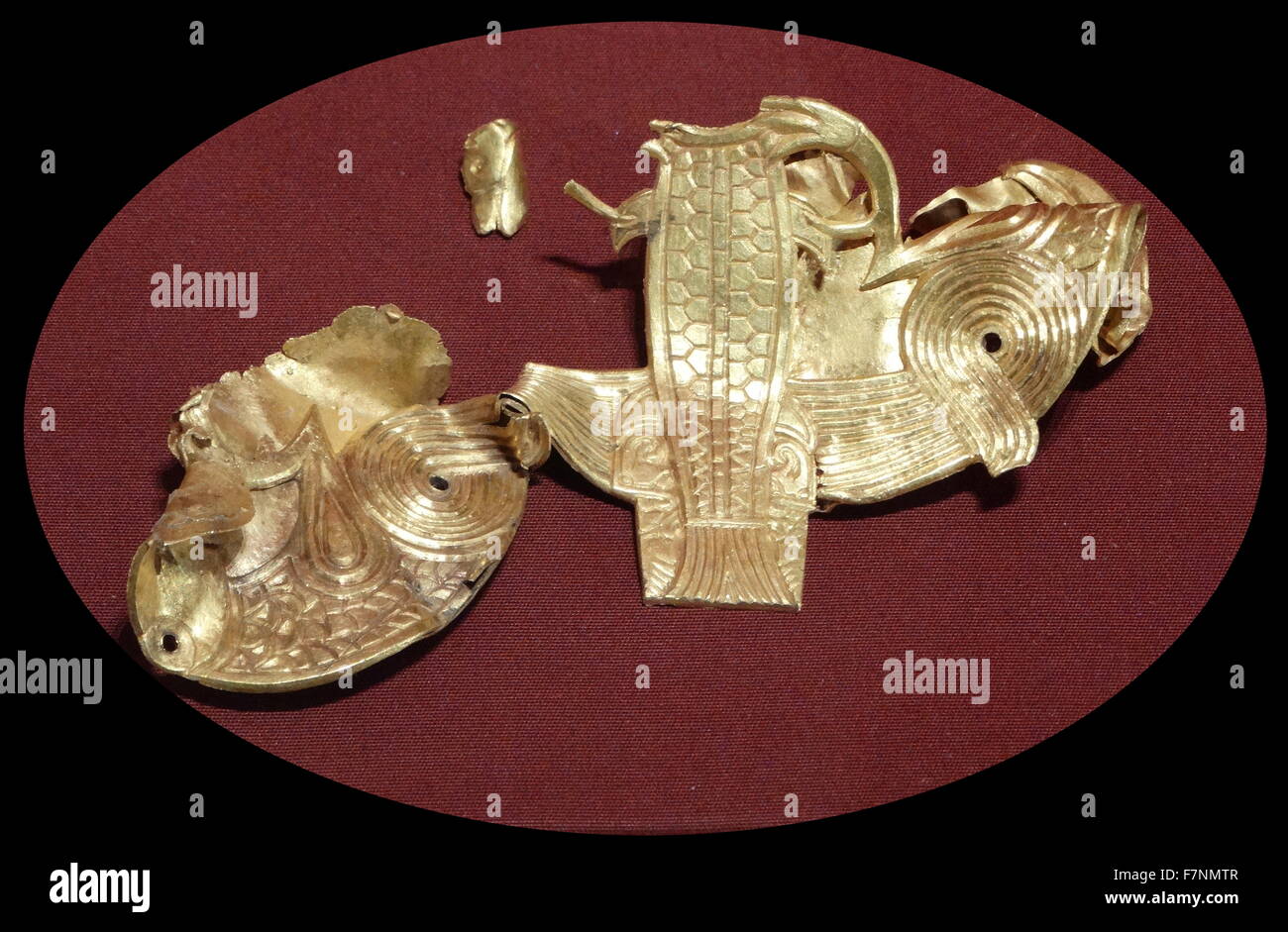 Placca in forma di due uccelli di preda e un pesce. In data 6° secolo Foto Stock