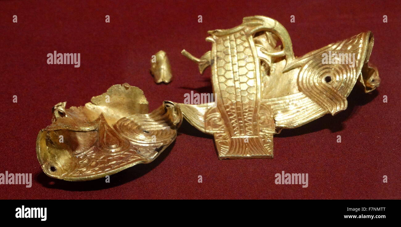 Placca in forma di due uccelli di preda e un pesce. In data 6° secolo Foto Stock