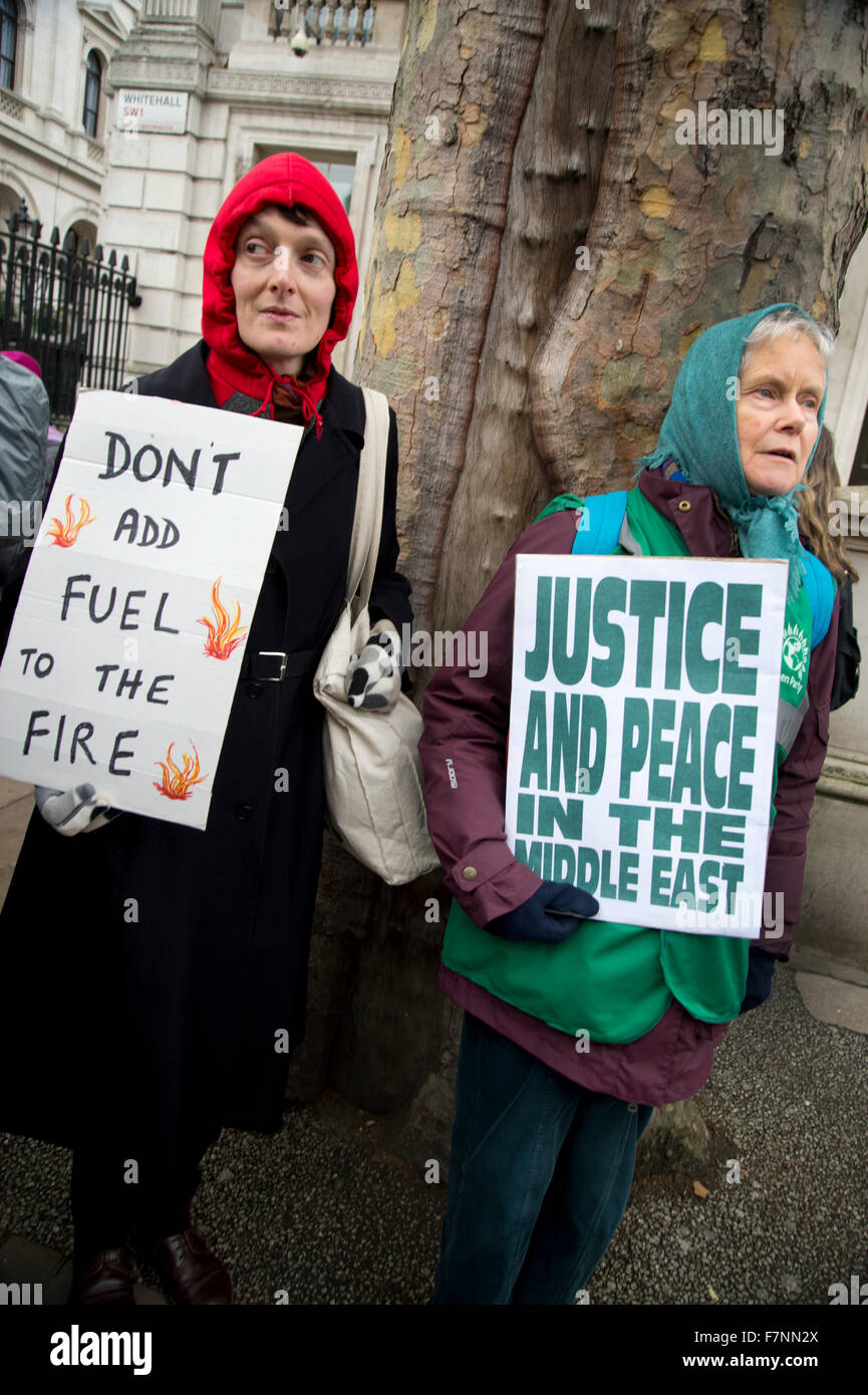 Una donna che tiene un cartello che dice "non aggiungere carburante al fuoco e il suo amico detiene uno dicendo "Giustizia e Pace". Foto Stock