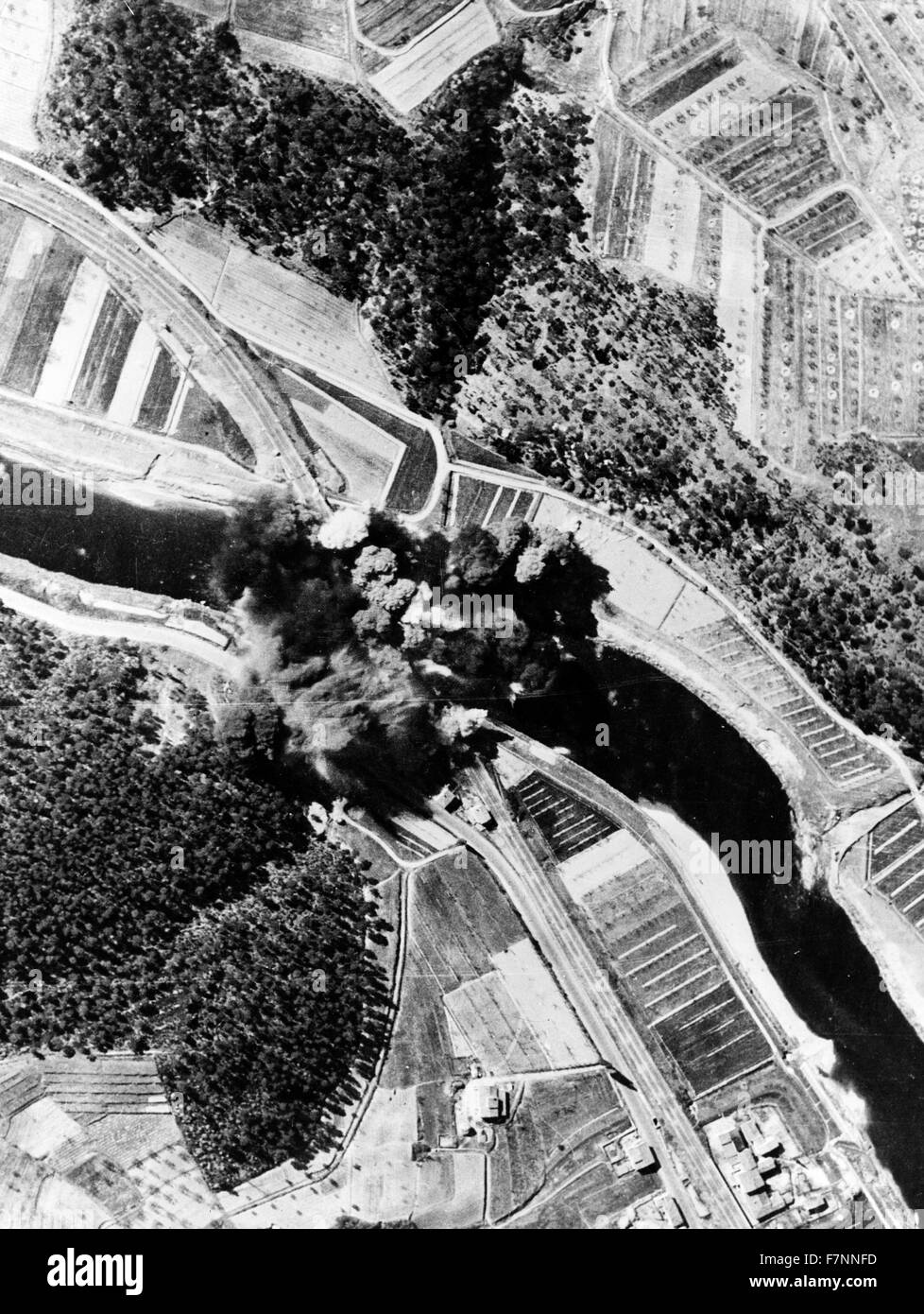 Il fumo avvolge il ponte di segnale. Un altro obiettivo dell'operazione strangolare il segnale ponte, ad ovest di Firenze, è stata devastata da urti diretti dal Mediterraneo Allied Air Force bombardieri Foto Stock