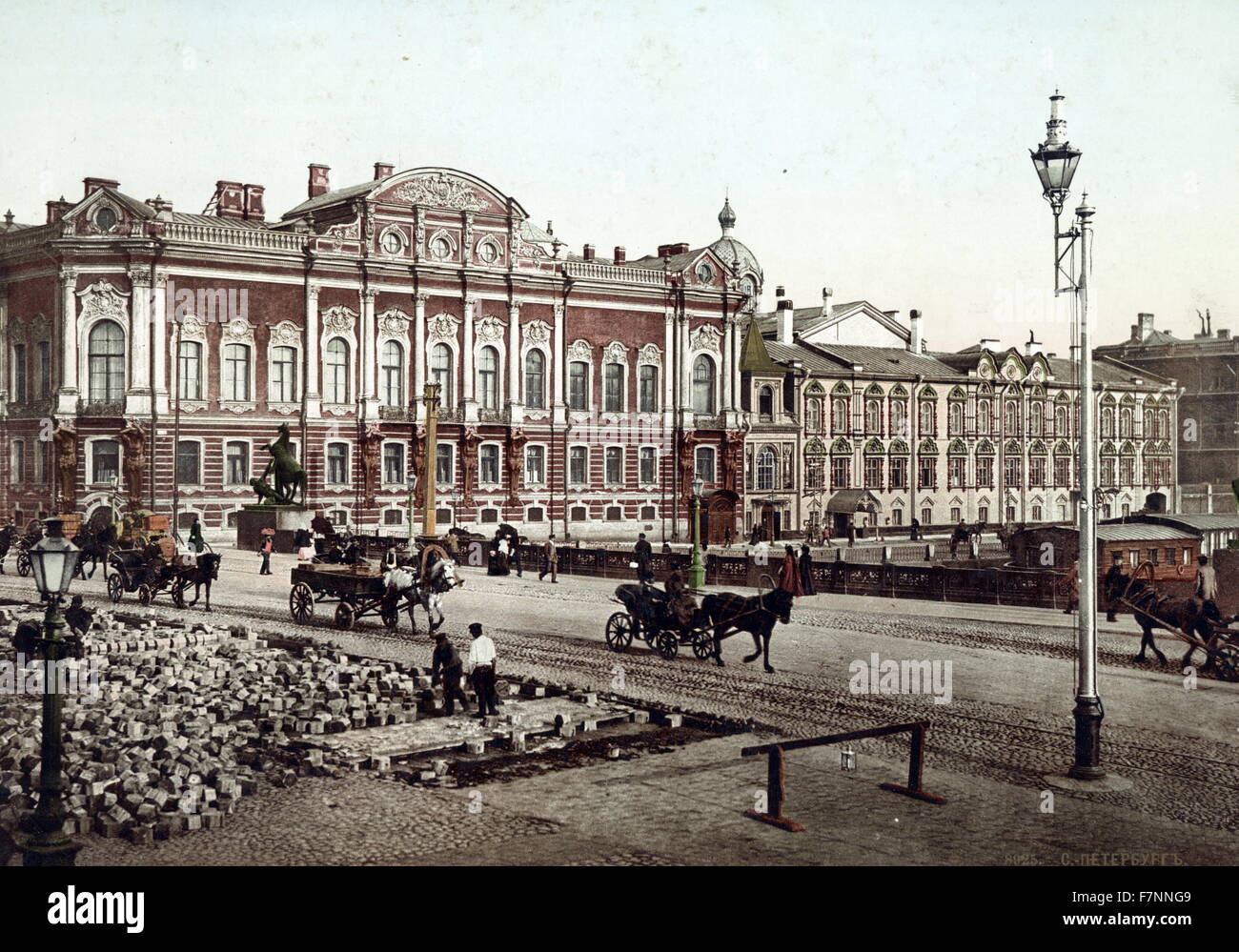 San Pietroburgo. Peterhof e Ponte Anitschow Palace. Fotografia mostra il ponte Anichkov con pedoni, carrelli a cavalli e gli uomini la posa di acciottolato di fronte Beloselsky-Belozersky Palace. Foto Stock