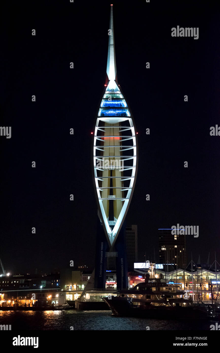 Nov 2015, vista verticale della Spinnaker Tower illuminata di notte Foto Stock