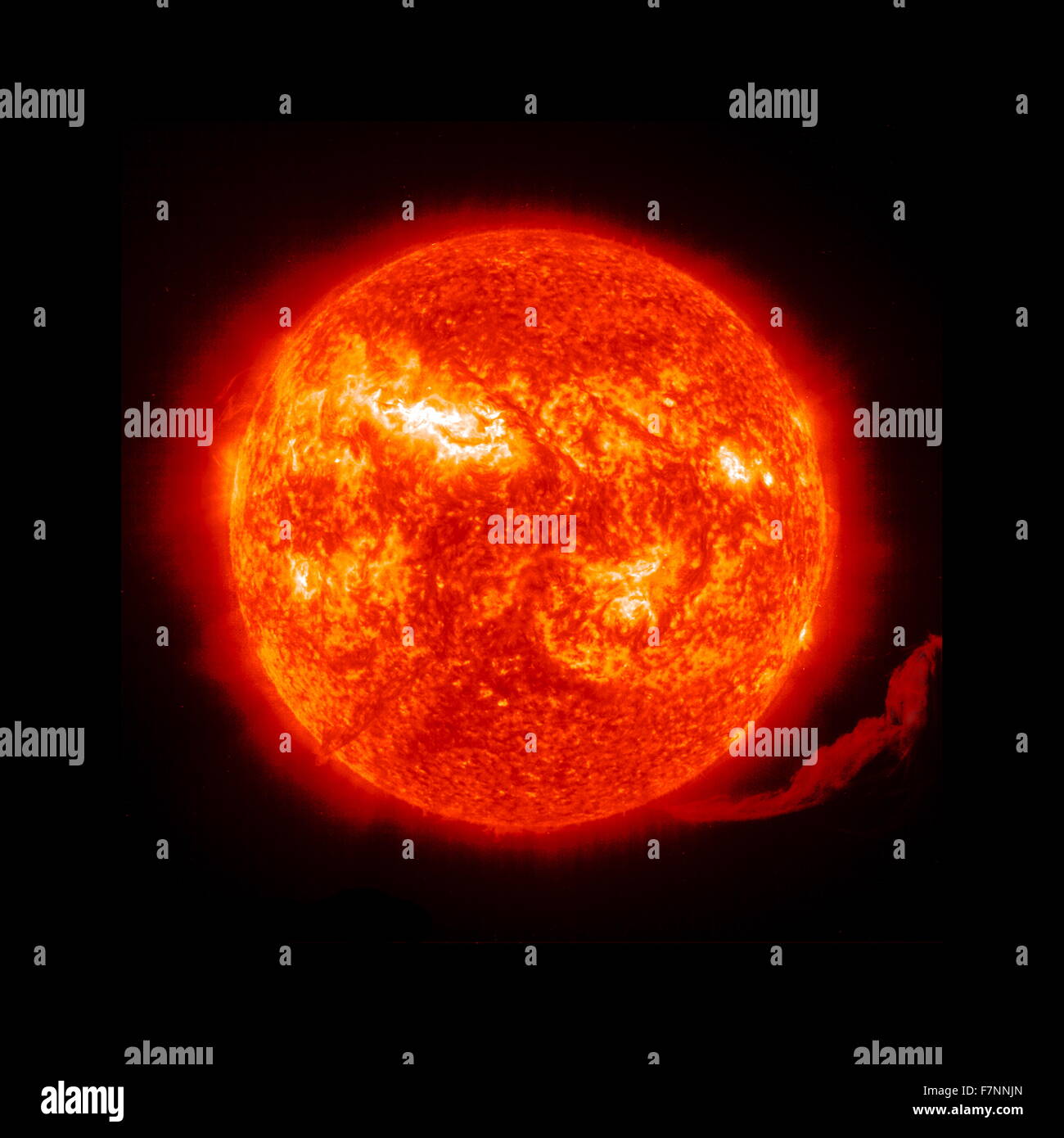 Una eruzione di materiale solare esplodere fino al di fuori della superficie del lato destro del sole, 2012 Foto Stock